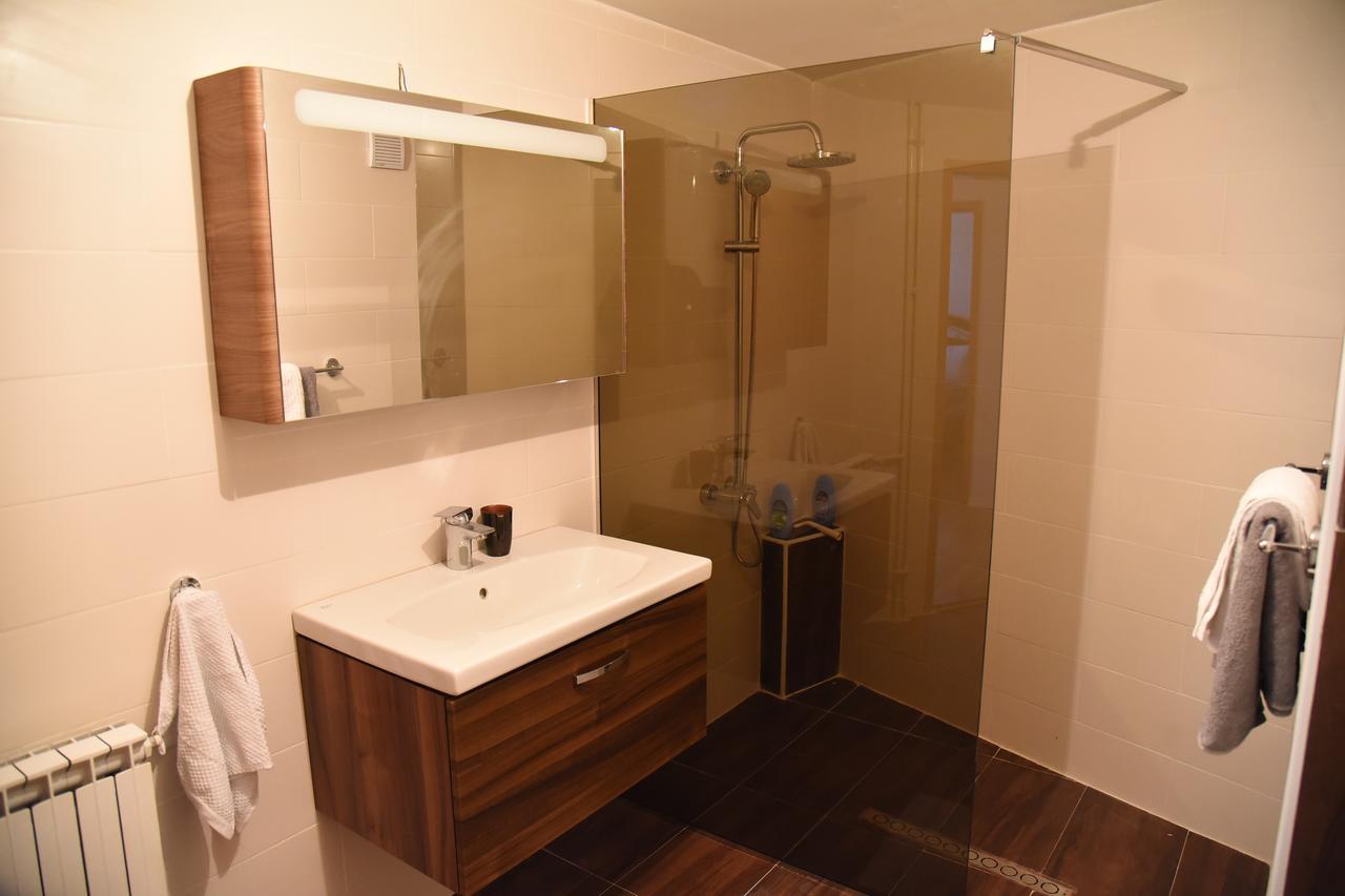 3 Bedroom Home With Parking Garage In The Heart Of Skopje Extérieur photo